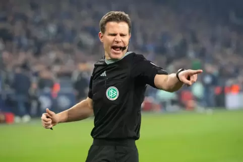 Harter Hund: Strebt auf dem Platz nach Perfektion und musste sich ein dickes Fell zulegen: Felix Brych, 47 Jahre alt, braucht ma