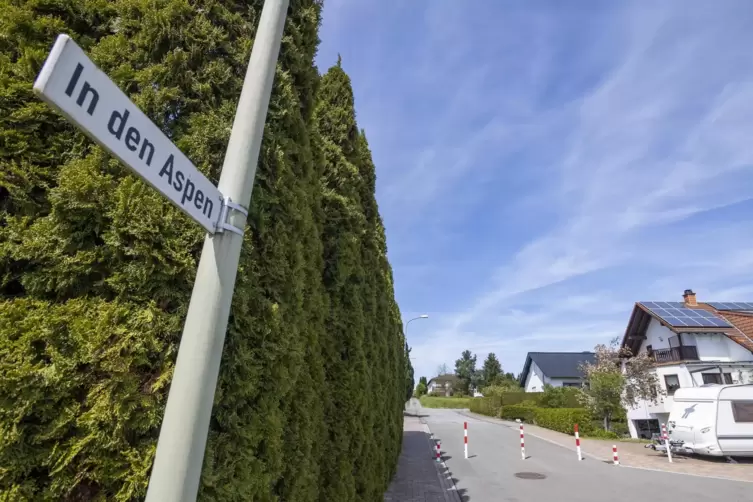 Absperrpfosten verhindern die Zufahrt aus dem Wohngebiet „In den Aspen“ zur Rosenstraße. Daran soll sich vorerst auch nichts änd