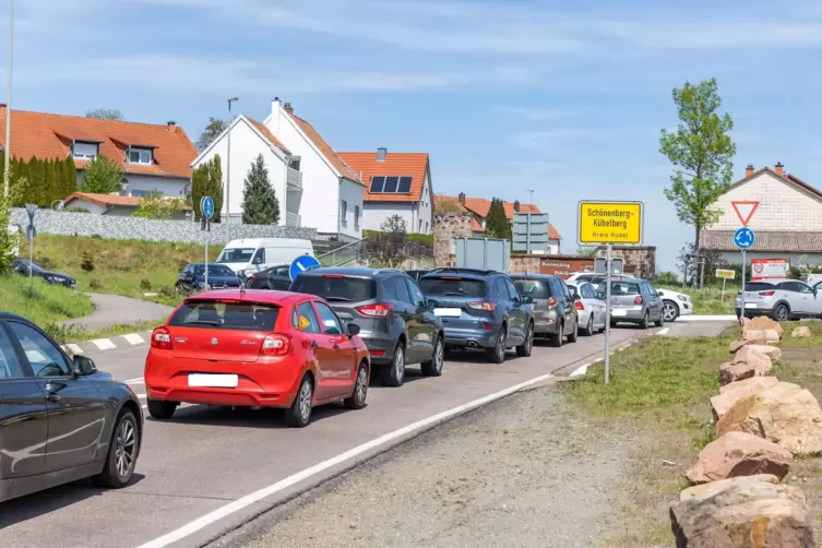 Staus am Ortseingang Sch&ouml;nenberg-K&uuml;belbergs gibt es naehzu t&auml;glich.