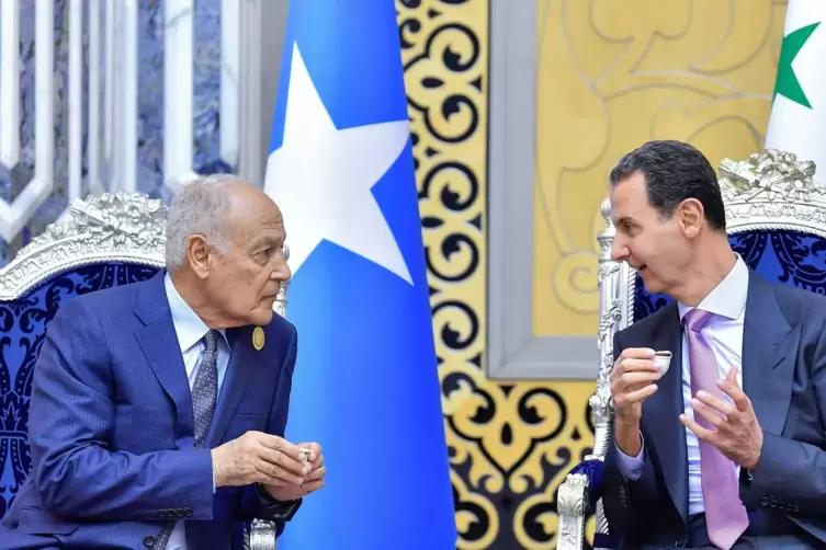  Baschar al-Assad (rechts), Präsident von Syrien, unterhält sich mit Ahmed Aboul Gheit, Generalsekretär der Arabischen Liga. 