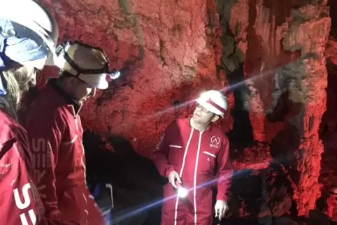 Das Team von Michael Lakatos auf der Suche nach neuen Mikroalgen in einer Höhle nahe Bilboa in Spanien