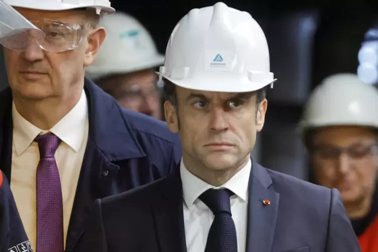 Omnipräsent: Emmanuel Macron besucht ein Aluminiumwerk Dünkirchen.