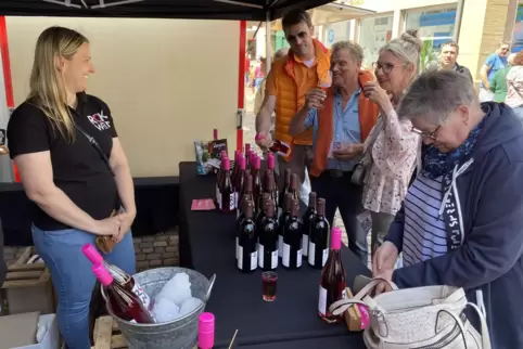 Die Besucher des Feinschmeckermarktes in Rockenhausen haben die angebotenen Produkte nicht nur begutachtet, sondern – wie hier a Die Besucher des Feinschmeckermarktes in Rockenhausen haben die angebotenen Produkte nicht nur begutachtet, sondern – wie hier a
