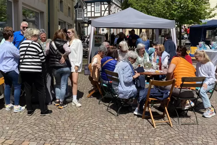 Um die Mittagszeit waren die Sitzpl&auml;tze sehr begehrt. 