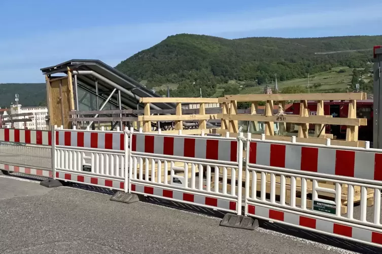 Noch Baustelle: der Stegzugang oben in der Schillerstraße