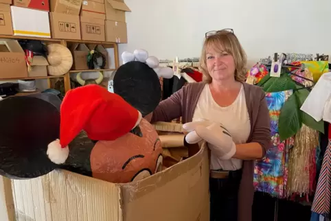 Martina Heitzmann-Schulz im Fundusraum mit dem Kopf von Micky Maus. Die Vereinschefin würde gerne in einem größeren Raum mehr Or