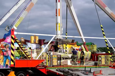 Die Firma Spangenberger baut am Freitag auf dem Festplatz ihr Fahrgeschäft Chaos auf.