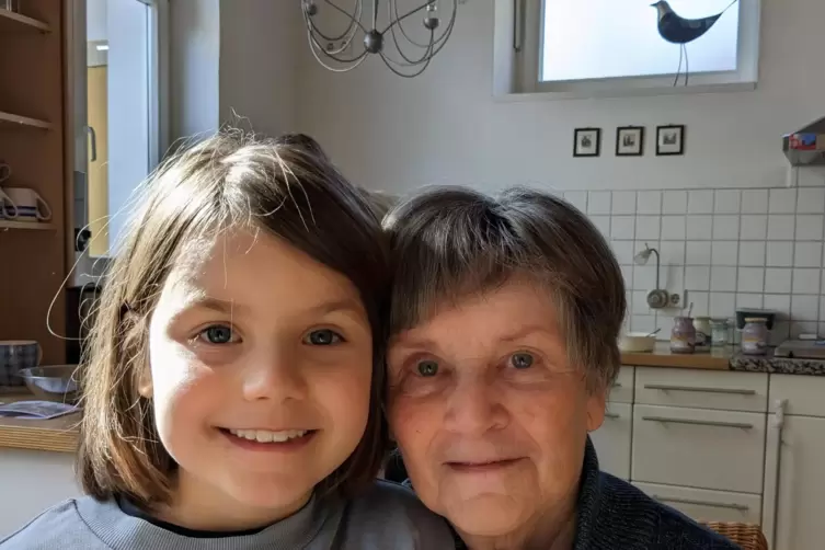 Zu Besuch: Ingeborg Nybro (links) lebt in Kopenhagen. Umso schöner ist es für Dorothee Pfeifer, wenn sie ihre Enkelin trifft. 
