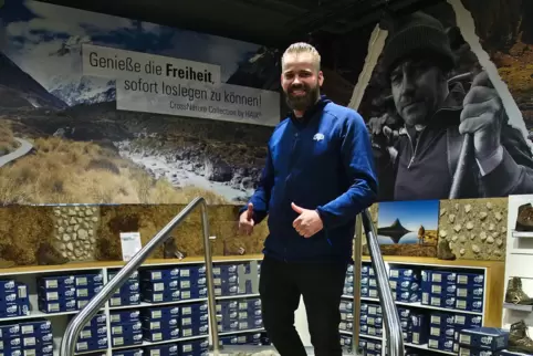 Store-Leiter Christopher Kramb auf der Rampe zum Schuhetesten.