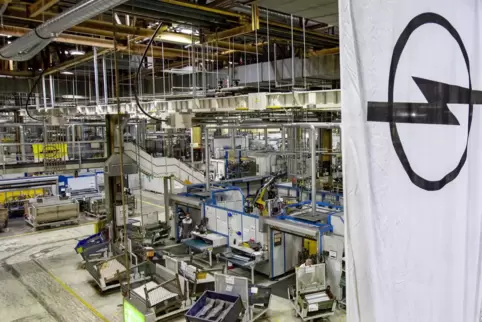 Blick in eine Produktionshalle bei Opel in Kaiserslautern.