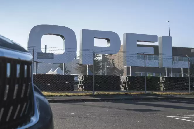 Blick auf den ikonischen Opel-Schriftzug am Werk Kaiserslautern. Die Hallen im Hintergrund sind mittlerweile abgerissen. Dort en