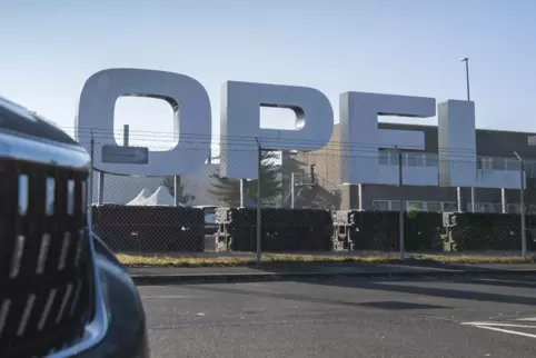Blick auf den ikonischen Opel-Schriftzug am Werk Kaiserslautern. Die Hallen im Hintergrund sind mittlerweile abgerissen. Dort en