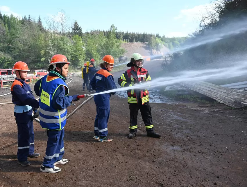 Wasser marsch! Bei einem Großbrand kommen gleich mehrere Schläuche zum Einsatz.