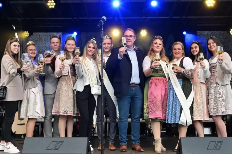 Vollversammlung auf der Bühne: Bürgermeister Tobias Meyer eröffnet mit zahlreichen Hoheiten die Leisböhler Weintage. 
