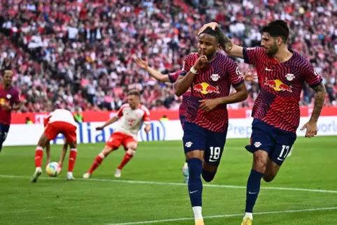 Die Leipziger Christopher Nkunku und Dominik Szoboszlai jubeln. 
