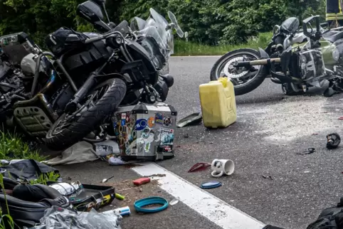 Die beiden an dem Unfall beteiligten Motorradfahrer erlitten schwere Verletzungen.
