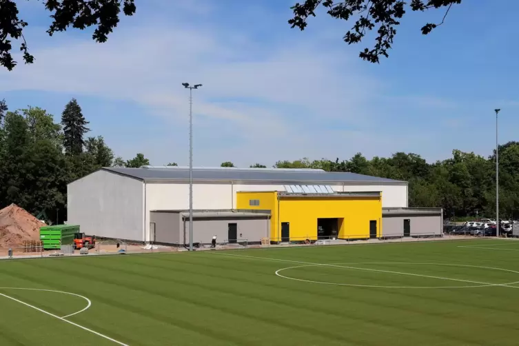 Die Sporthalle West wurde 2020 (aus dem Jahr ist das Foto) als Schulsporthalle gebaut. Ein Anbau mit Tribünen wurde nun gestrich