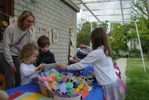Verkauf für den guten Zweck: Die Kinder hatten zuvor viel gebastelt.