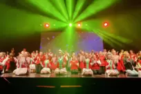 Dynamisch, bunt, lebensfroh: Tanzszene aus dem fünfstündigen Musical »Backstage live« im Oppauer Bürgerhaus.