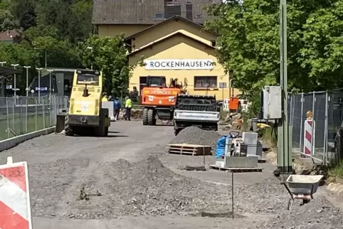 Seit Anfang April laufen die Arbeiten – ab Sommer sollen am Rockenhausener Bahnhof 27 weitere Pkw-Stellflächen zur Verfügung ste Seit Anfang April laufen die Arbeiten – ab Sommer sollen am Rockenhausener Bahnhof 27 weitere Pkw-Stellflächen zur Verfügung ste