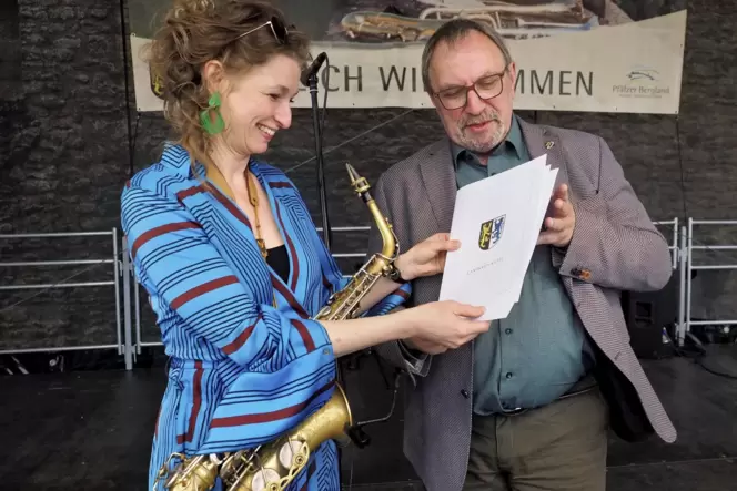 Die erste Musikantenlandpreisträgerin Nicole Johänntgen nimmt die Auszeichnung von Landrat Otto Rubly, dem Vorsitzenden des Burg Die erste Musikantenlandpreisträgerin Nicole Johänntgen nimmt die Auszeichnung von Landrat Otto Rubly, dem Vorsitzenden des Burg