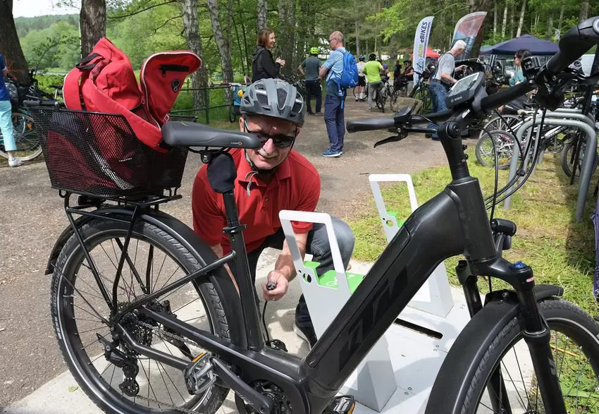 40 Kilometer ist Werner Geyer von Roeschwoog geradelt . Er frischt den Akku seines E-Bikes am Fleckensteiner Weiher auf.