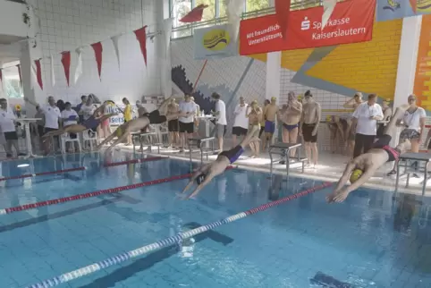 Der Start beim Azur Cup in Ramstein über die 50 Meter Freistil Männer: Yassin Cherfou aus Wörth, Henri Meroups von den Aquakids,