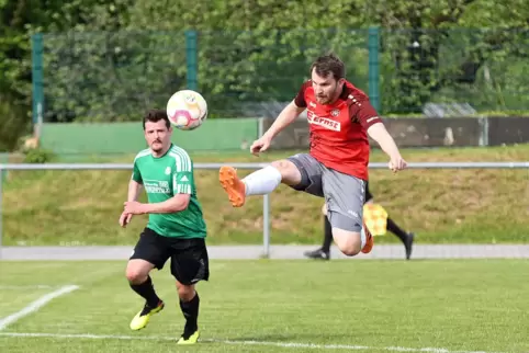 Volle Pulle: TSC-Spieler Denis Hirt, Torschütze zum 1:0, zieht ab; hinter ihm VB-Akteur Dimitri Klich. 