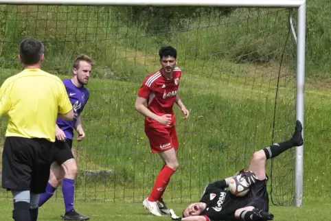  Schiedsrichter Frank Roß (links) zeigt Busenbergs Spielertrainer Felix Burkhard (Zweiter von links) für dieses überharte Angehe