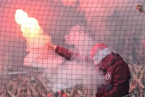 Im Block des 1. FC Kaiserslautern wurde kräftig gezündelt. 