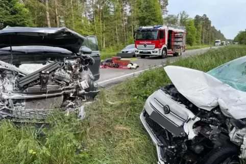 Bei dem Unfall sind zwei Autos frontal zusammengestoßen. 