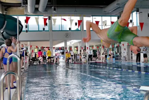 Volles Haus herrschte am Samstag im Freizeitbad Azur in Ramstein-Miesenbach beim Schwimmfest, das die „Aqua Kids“ organisiert ha