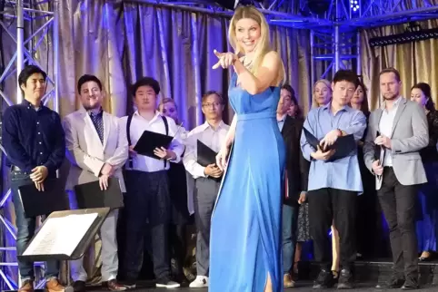 Elena Gerasimova als tanzende Solistin in der jüngsten „Blauen Stunde“ im Foyer des Pfalztheaters.