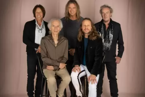 Die Band Yes anno 2023 (von links): Jay Schellen, Steve Howe, Billy Sherwood, Jon Davison und Geoff Downes.
