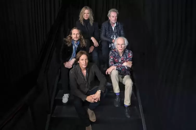 Yes 2023 (von links): Billy Sherwood und Geoff Downes (hinten), Jon Davison, Steve Howe (Mitte) und Jay Schellen (vorne). 