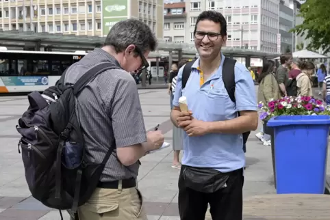 Straßenbahnfahrer Milad Zare im Gespräch mit Volker Endres (links).