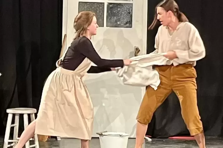 Szenenabend der Opernschule mit Annike Debus (rechts) als H&auml;nsel mit Annik M&ouml;rth als Gretel.