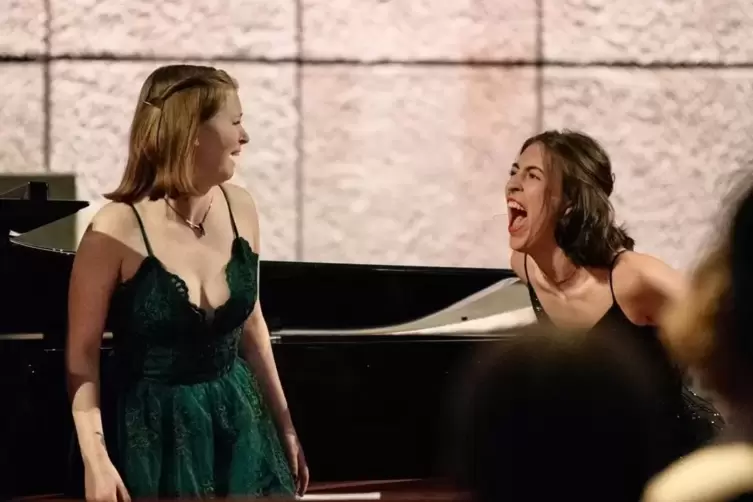 Konzertabend der Musikhochschule Mannheim mit Annike Debus (rechts) als H&auml;nsel und Annik M&ouml;rth Foto. 