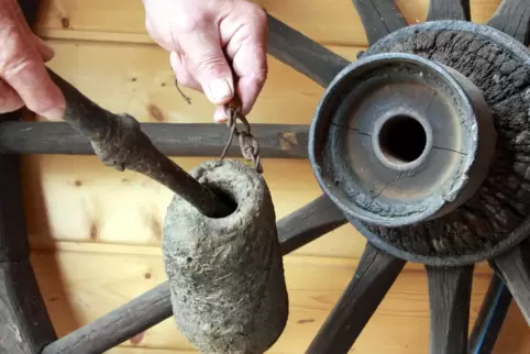 Im Heimatmuseum stehen viele Dinge, die ans Leben im Dorf früher erinnern – wie dieser Schmierdippe aus der Zeit um 1850 zum Sch