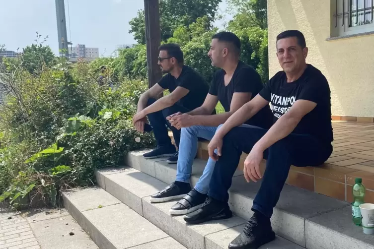 Fans von Vatanspor Frankenthal und wahlberechtigt in der Türkei: Harun Ates, Ferhat Ellek (Vorsitzender von Vatanspor) und Haval