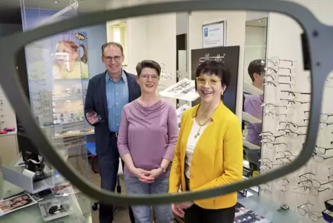 Hans-Peter Scherer hört aus Alters- und Gesundheitsgründen auf. In seinem Brillenstudio waren zudem Scherers Frau Bernadette (re