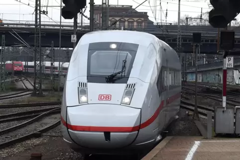 Derzeit fährt stündlich ein ICE 4 von Mannheim nach München. Ende 2025 soll das Angebot aufgestockt werden. 