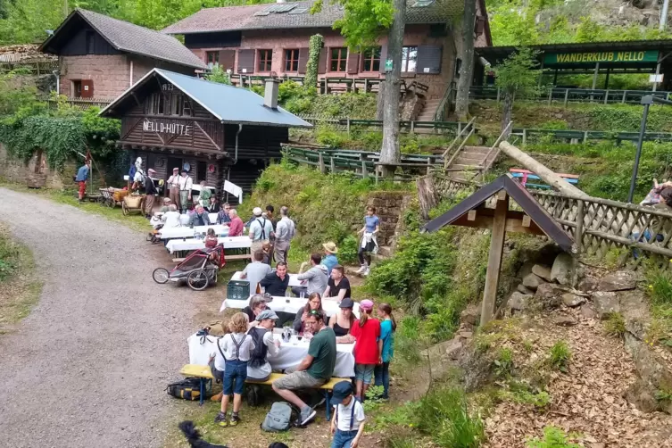 Die Nello-Hütte hat einige Nebengebäude, hier ein Bild von der Probewanderung am Wochenende. 