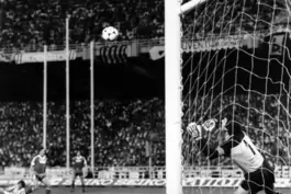 Ein Tor für die Ewigkeit: Felix Magath hat geschossen, Juve-Torwart Dino Zoff reckt sich vergeblich. Der HSV schlägt 1983 im Fin