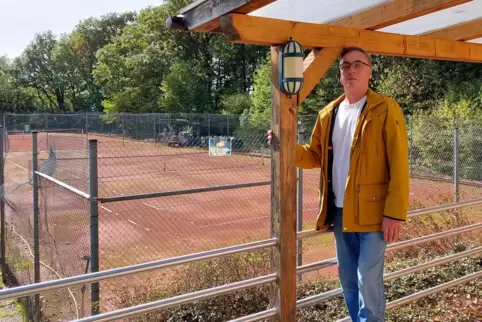 Benno Hauck vor den beiden Tennisplätzen, die jetzt die Mitglieder des TuS Bolanden nutzen können.