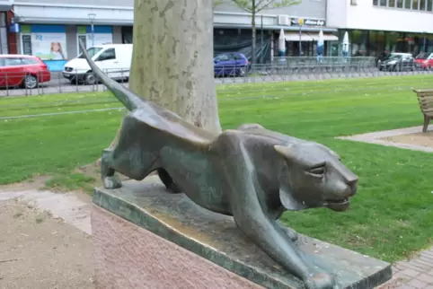 Weil sich auf dem Alwin-Mittasch-Platz immer wieder Vandalen an ihm vergriffen, wurde der Große Tiger dort 2011abgebaut. Seit ei