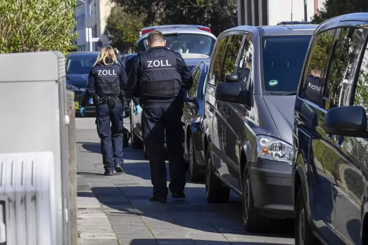 Mitte April 2021: Beamte von Polizei und Zoll durchsuchen Objekte auch in Frankenthal.