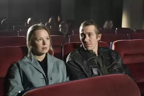 Alma Pöysti und Jussi Vatanen in dem neuen Film „Fallen Leaves“ von Aki Kaurismäki. 