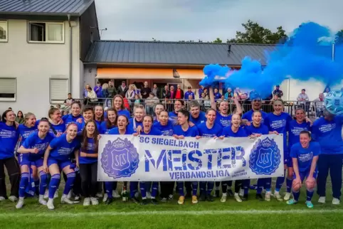 Grund zum Feiern: Die Spielerinnen des SC Siegelbach jubeln nach der Meisterschaft in der Verbandsliga.