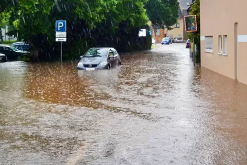Starkregen überflutet die Straße und Gärten in der Dammstraße.